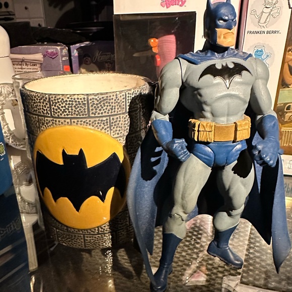 DC Comics™️ Batman™️ collectibleHandPainted Ceramic mug FreeBatmanfigureincluded - Picture 7 of 14